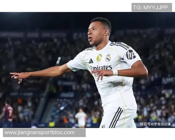 姆巴佩突入禁区遭对方侵犯却未获裁判判罚引发争议