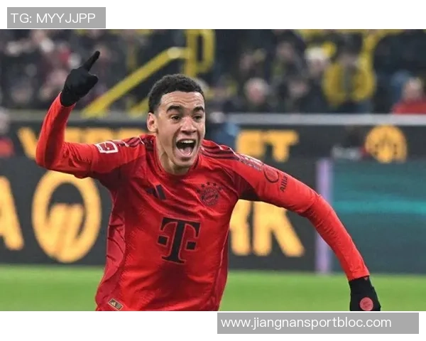 穆西亚拉亲临训练场为队友加油助威并热情签名回馈球迷