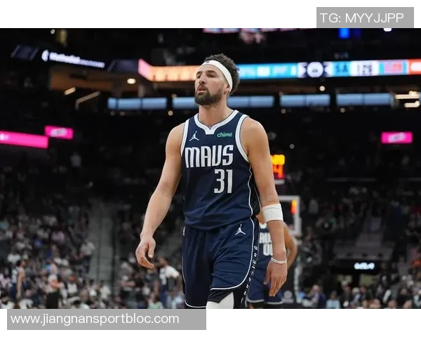 克莱替补首节表现出色5分钟内贡献5分2板1助1断展现冷静实力