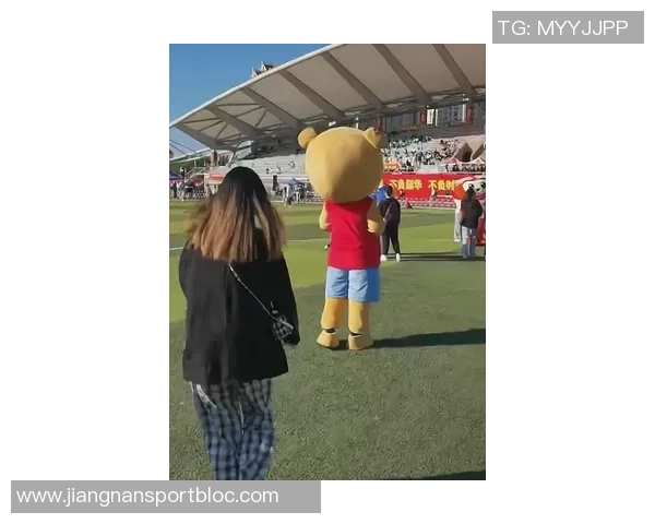 裸奔女郎19年后华丽转身成飞行员引发热议