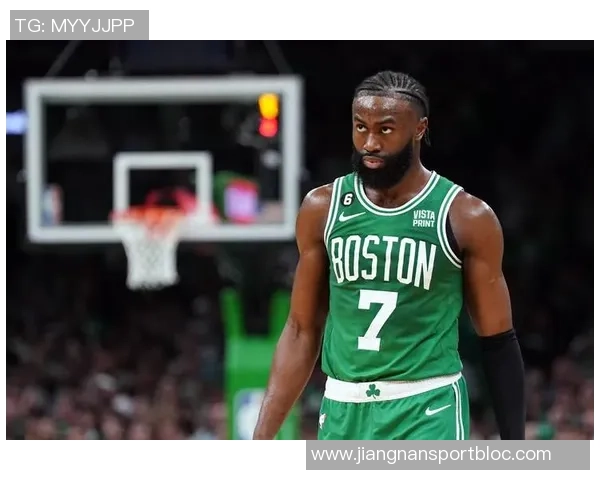 杰伦布朗赛场趣事发际线失守OG球衣遭殃引发球迷热议 杰伦布朗赛场趣事发际线失守OG球衣遭殃引发球迷热议