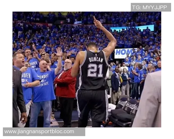 悼念托尼帕克父亲邓肯大卫罗宾逊与前妻齐聚送别